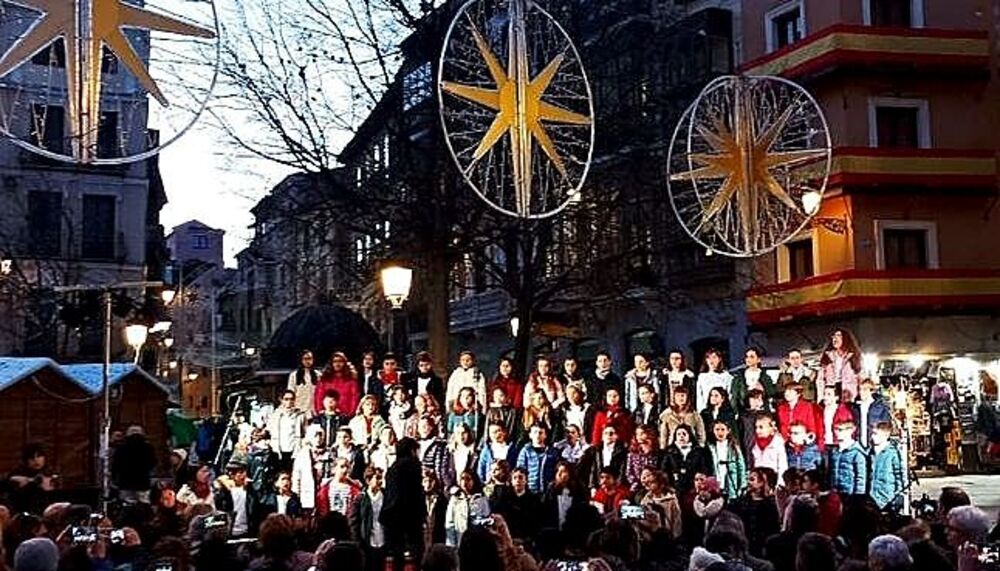 El coro de voces blancas de la Escuela Municipal de Música 'Diego Ortiz' inaugura el Belén de Zocodover.