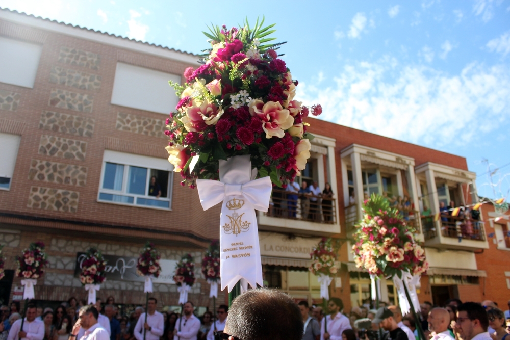 Las alabardas, engalanadas con flores, reciben el nombre de los oficios característicos de la sociedad en el en el siglo XVIII.