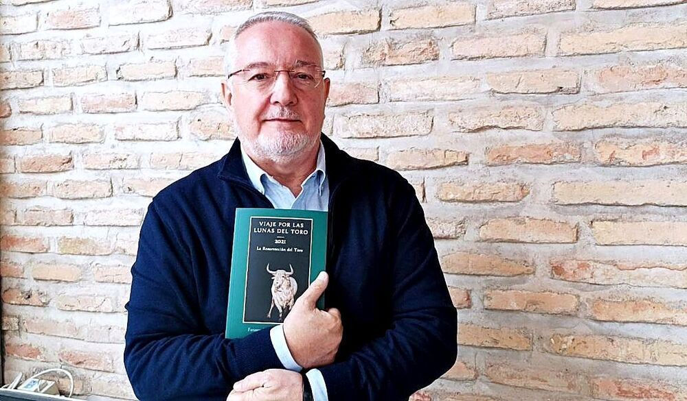 Rafael Villar junto al último volumen de 'Viaje por las rutas del toro'.