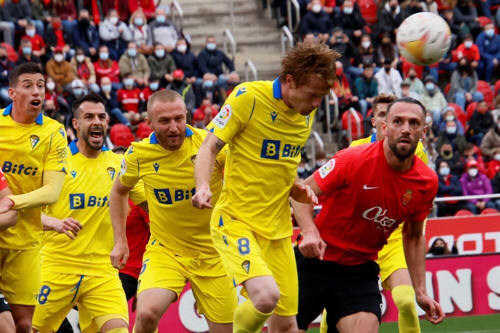 El Mallorca gana de penalti una 'final' por la permanencia