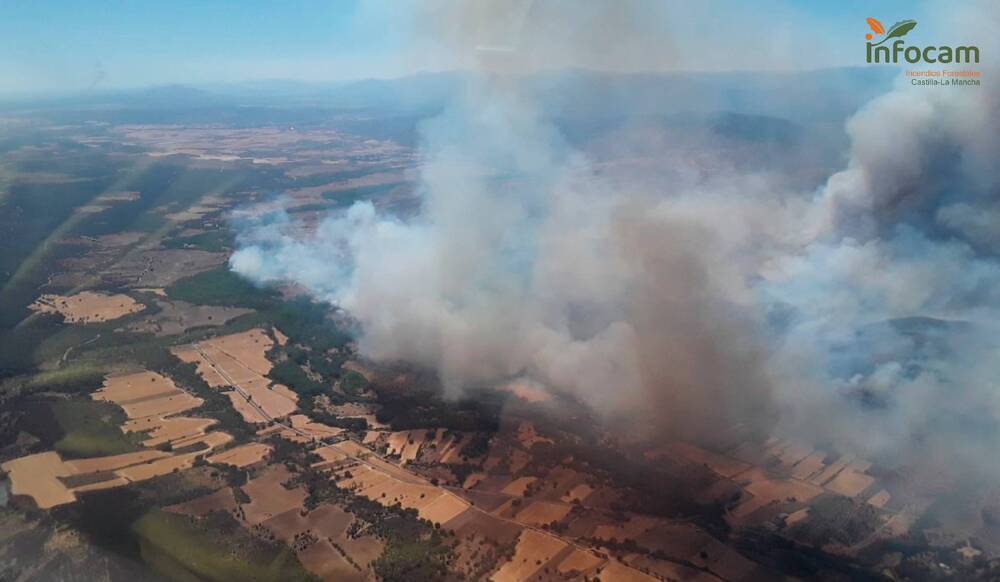 2.300 hectáreas arden en Valdepeñas de la Sierra