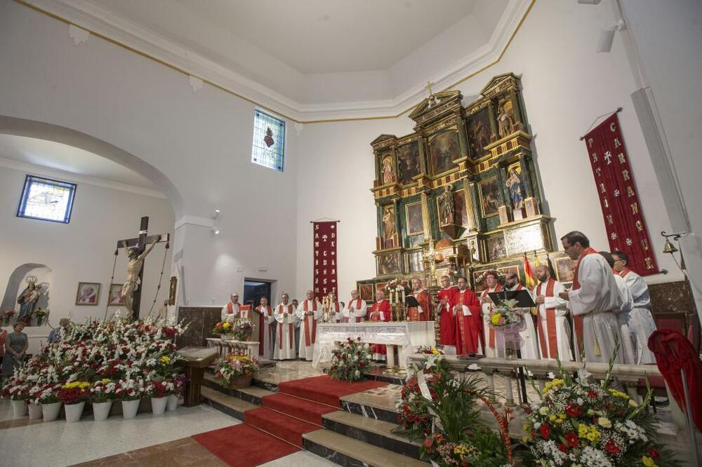 Un año después de ser pasto de las llamas, Carranque ha podido reinaugurar su templo parroquial.