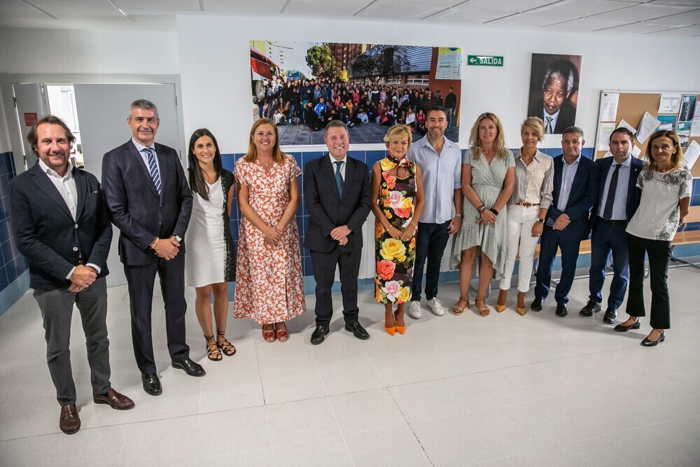 Foto de familia en la inauguración de la ampliación del IESO de Yuncos.