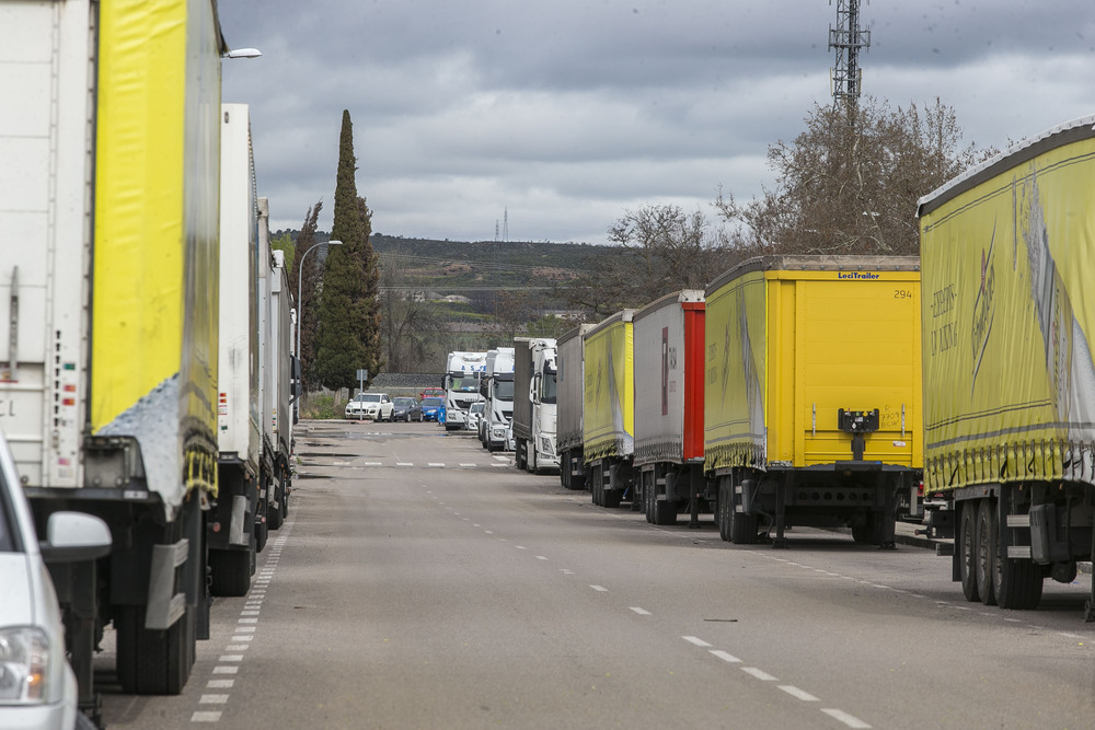La flota de camiones permanecerá parada hasta alcanzar un acuerdo.
