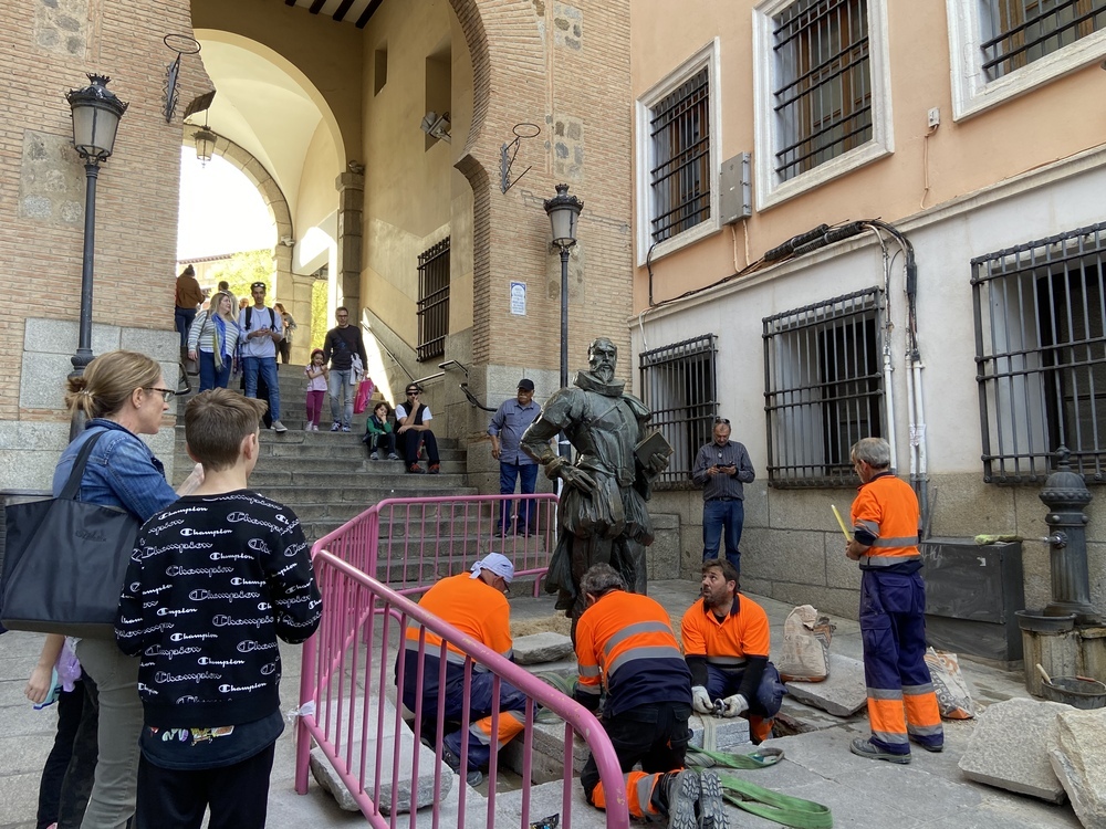 Operarios municipales devolviendo a Cervantes a su ubicación junto al Arco de la Sangre
