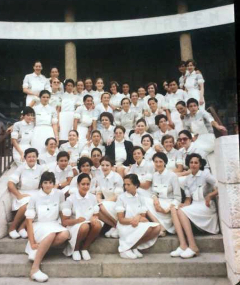 Foto de família de la promoción de Enfermería de 1978. 