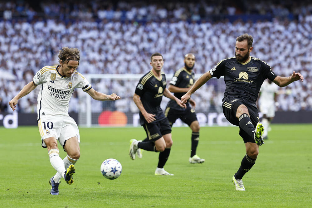 Bellingham rescata el estreno europeo del Real Madrid