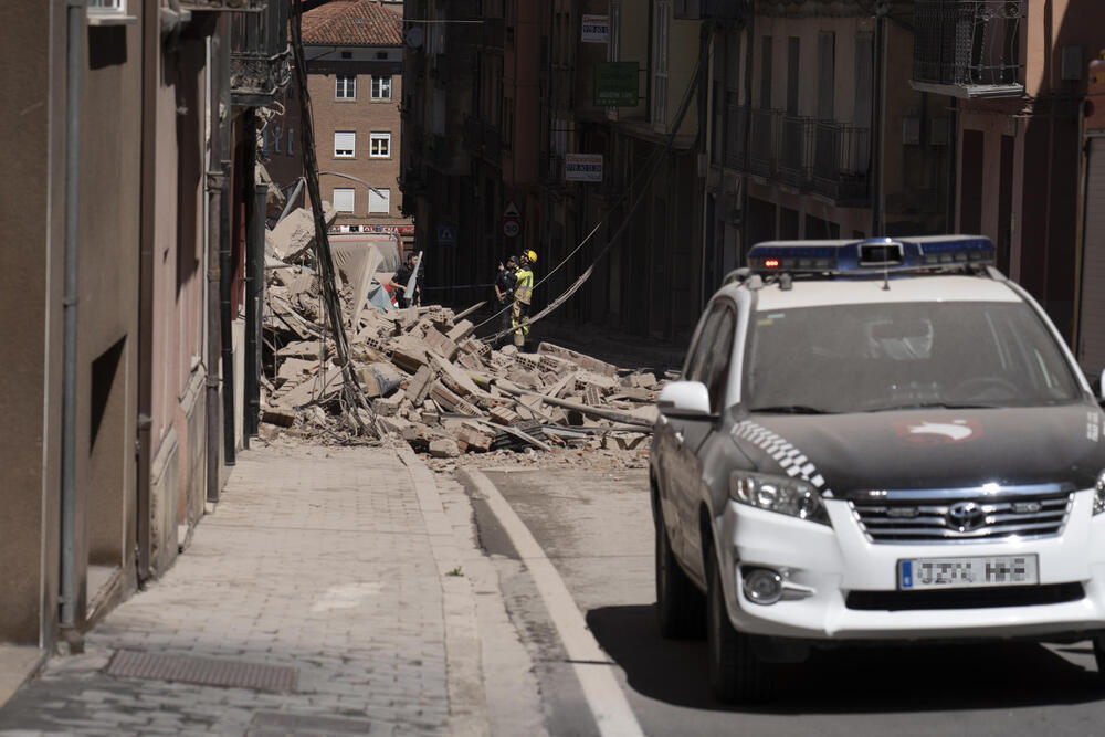 Un edificio de cinco plantas situado en la calle San Francisco del centro de Teruel se ha derrumbado este martes, aunque según los primeros datos no ha habido daños personales, ya que se había desalojado previamente. 