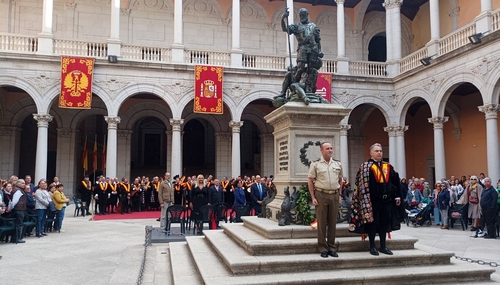 El general director del Museo del Ejército, Jesús Arenas, junto al presidente de Tuna España, Carlos Espinosa, tras depositar una corona de laurel a los pies del monumento del Emperador Carlos V.