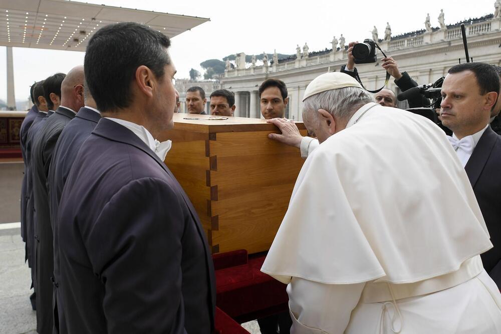 Con Francisco ante el ataúd de Benedicto XVI, acaba la era de los 'dos papas'.