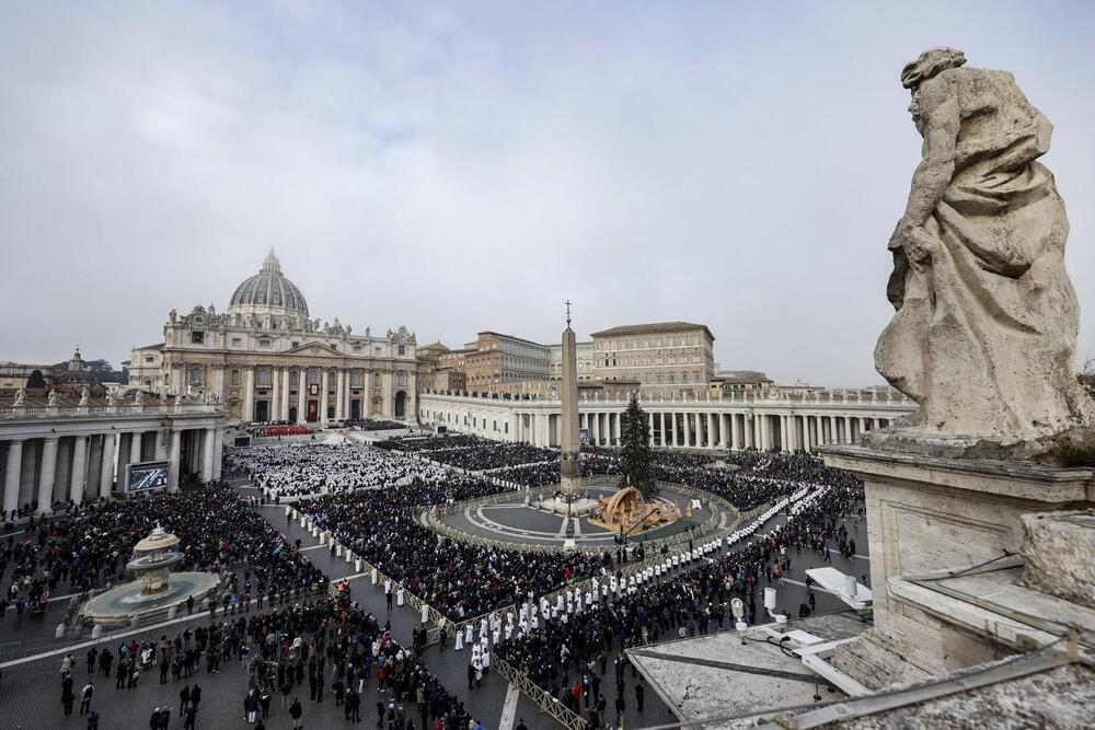  Vista general de la Plaza de San Pedro durante el funeral por el Papa emérito Benedicto XVI.