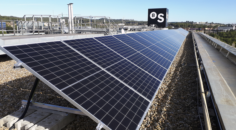 Desde 2005, apuesta por la energía eléctrica con GDO para el consumo del banco y dispone de instalaciones fotovoltaicas.