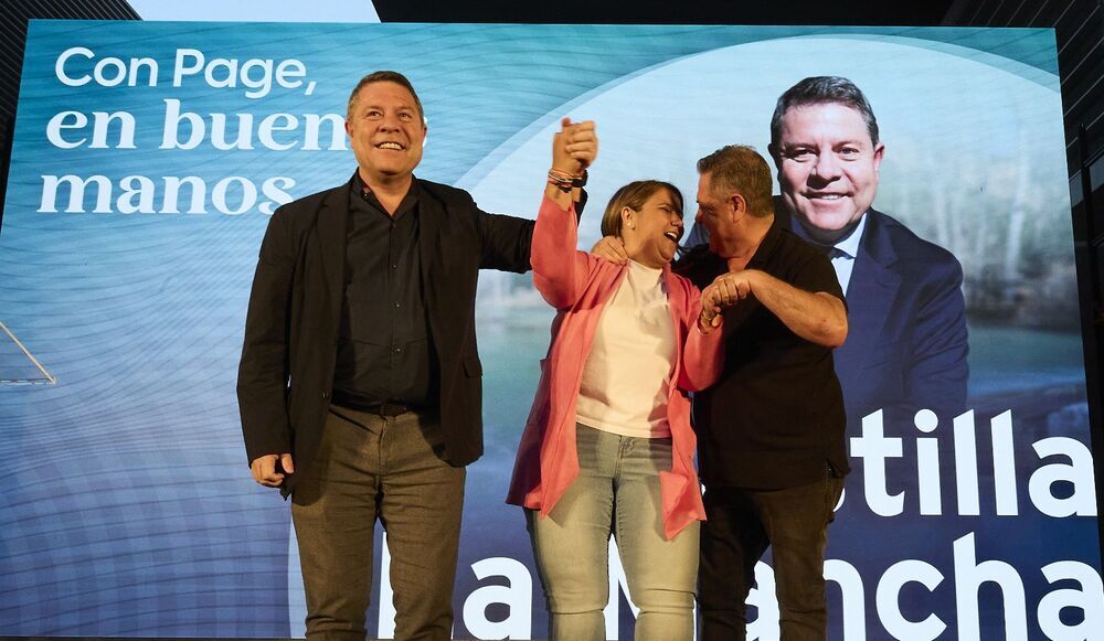 Tita García con García-Page y su gemelo, al término de su intervención.