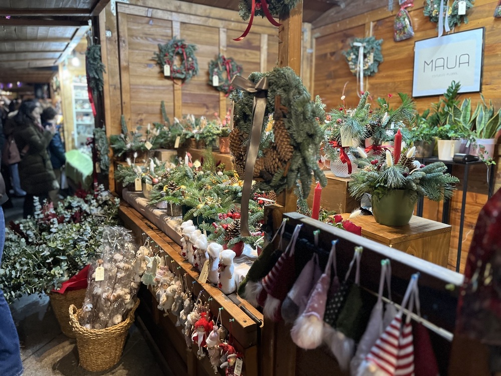 Figuras de belén, adornos navideños, ropa y bisutería ofrecen los puestos del mercadillo navideño de Zocodover. 