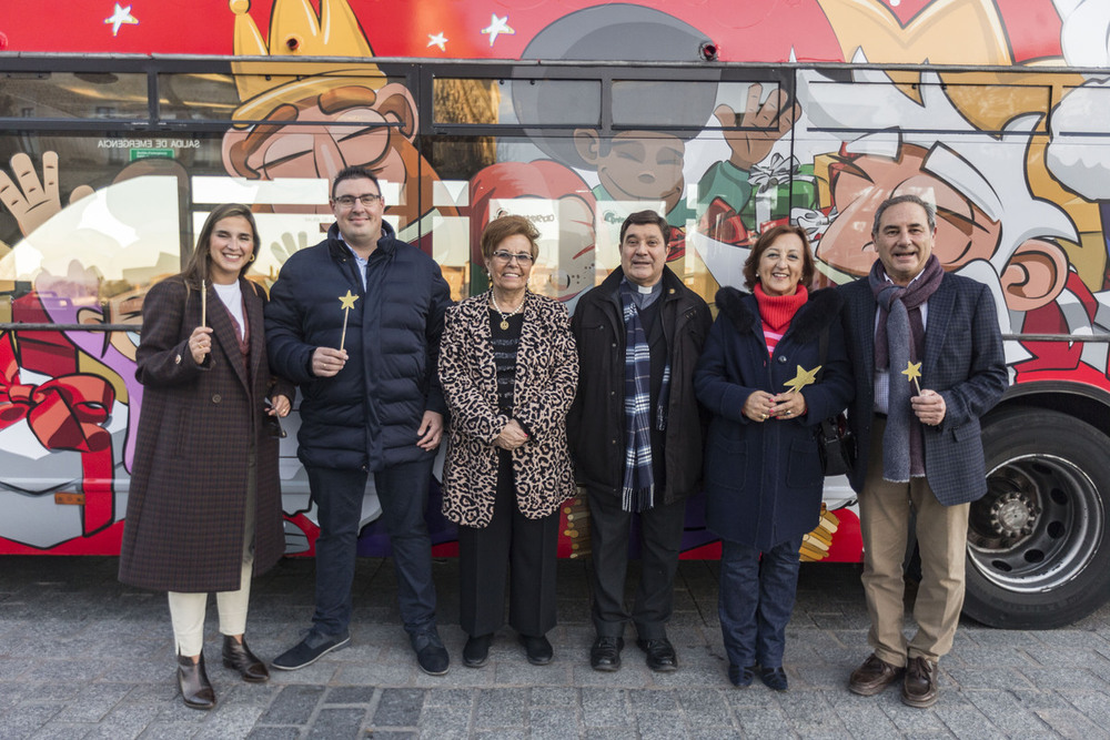 El ‘Autobús de la Ilusión' recorre las calles de Toledo