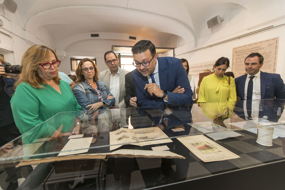 El consejero de Educación, Cultura y Deportes inauguró la exposición 'La Rebotica del Archivo'.