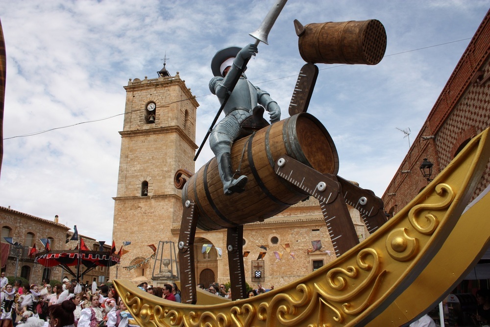 No faltaron elementos muy quijotescos en forma de carrozas, como el propio don Quijote.