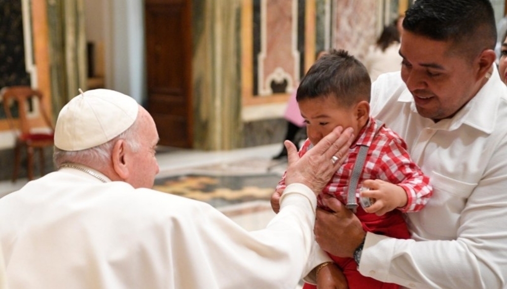 El papa Francisco saluda cariñosamente a un pequeñp.
