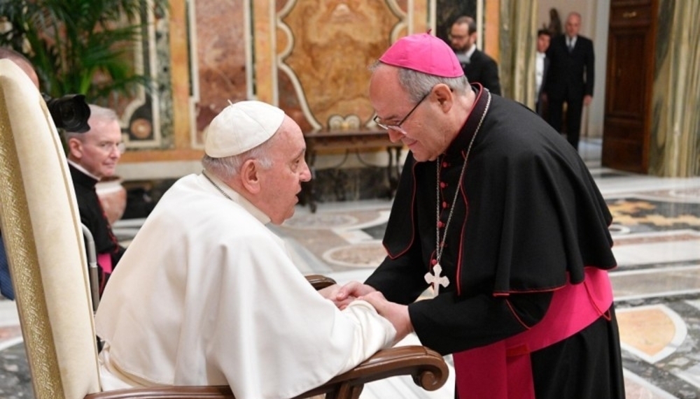 El papa Francisco conversa con el arzobispo de Toledo, Francisco Cerro