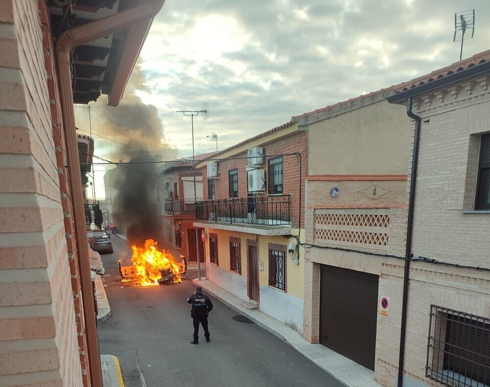 Escapa de su coche mientras arde en plena calle en Bargas