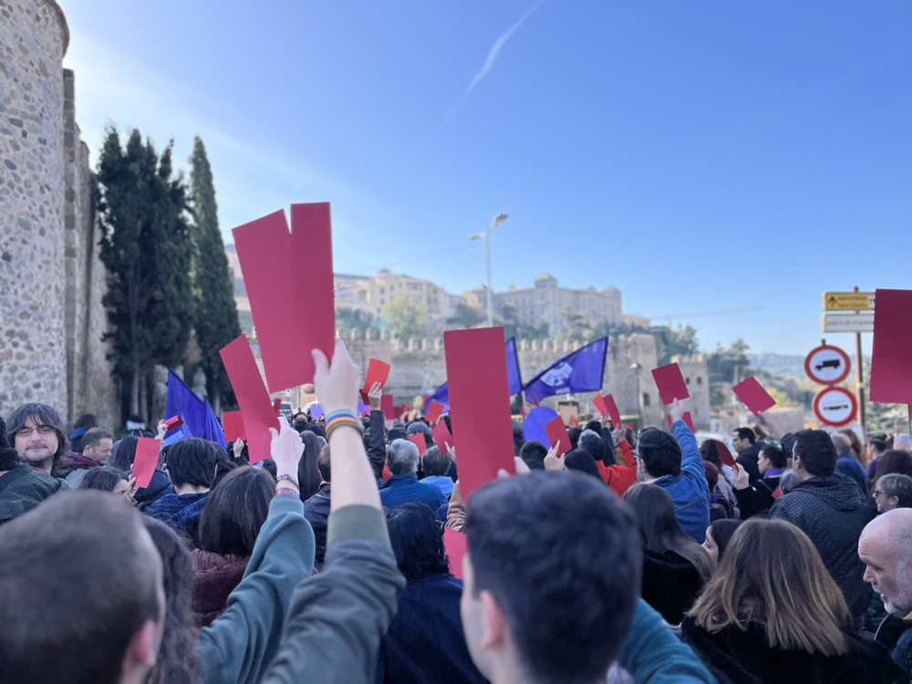 Las tarjetas rojas fueron mutitudinarias en una manifestación en la que también estuvo muy presente Jenni Hermoso y la jugadoras de la selección española de fútbol.