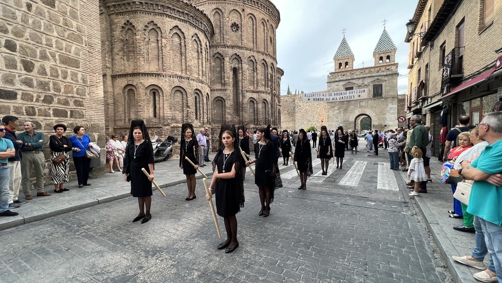 Es el primer año que algunas hermanas lucen peineta y mantilla negra.