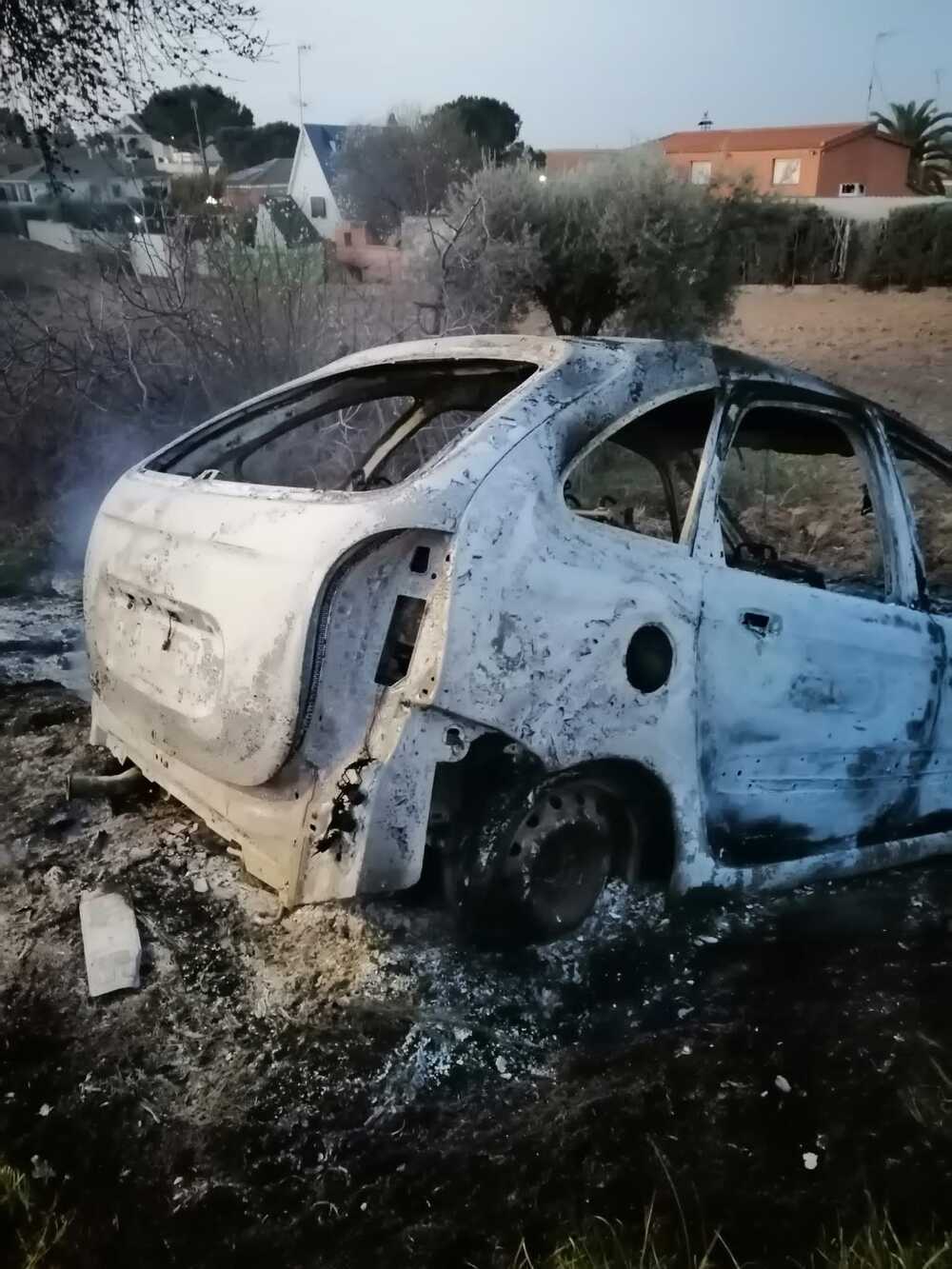 Palomeque: el vertedero de coches quemados