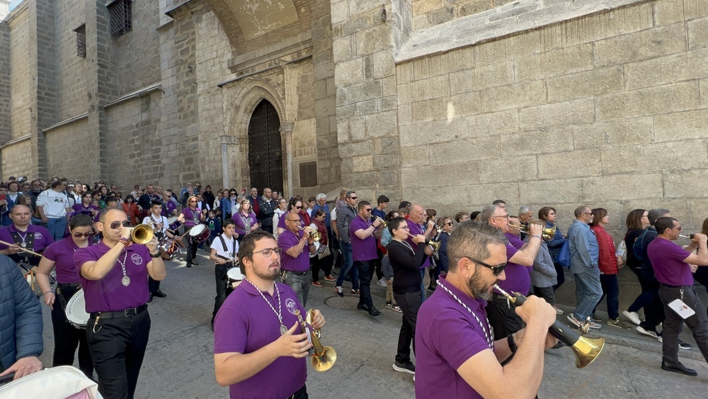 La banda de cornetas y tambores del Cautivo acompañó a la imagen en su traslado desde el convento de las Concepcionistas a la Catedral de Toledo desde donde procesionará el Lunes Santo.