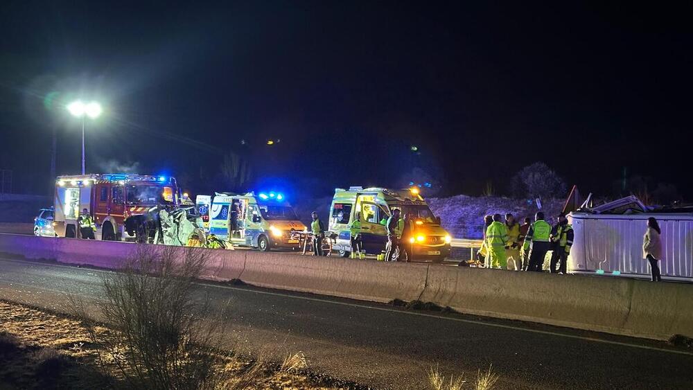 Dos UVIs y tres ambulancias están atendiendo a los heridos.