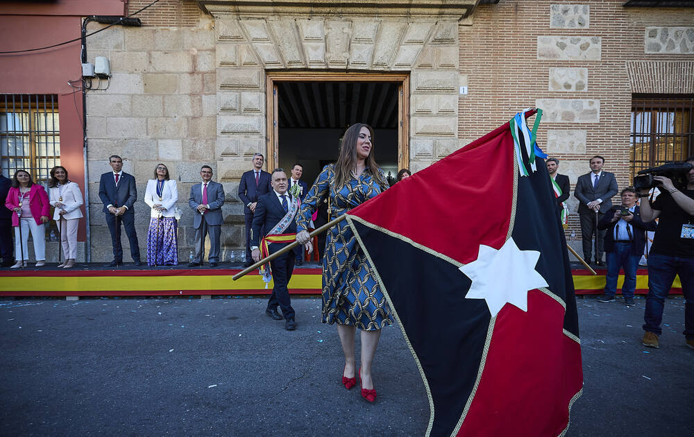 Marta Garrido, alcaldesa de Gamonal, se dispone a bailar la bandera de la localidad.