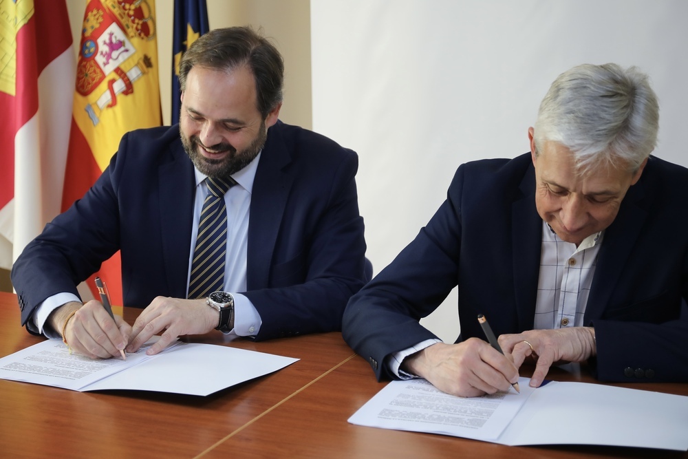 Núñez firma el contrato con el presidente de CEAT, Ángel López