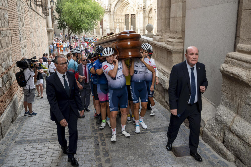 Los restos mortales de Bahamontes llegan al Ayuntamiento portados por ciclistas.