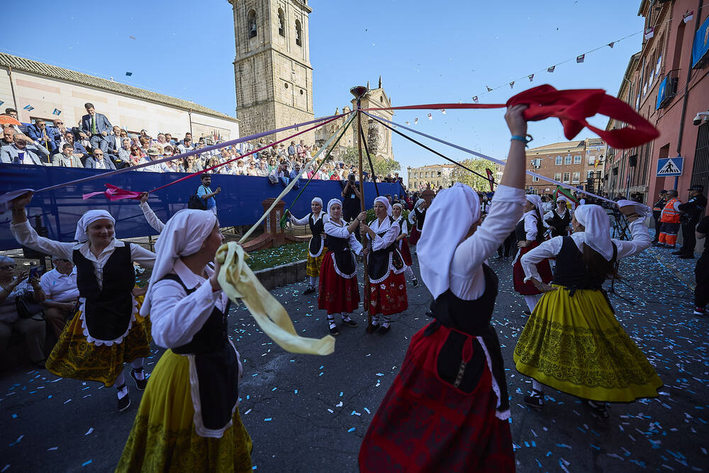 Folclore y tradición brillan en unas participativas Mondas