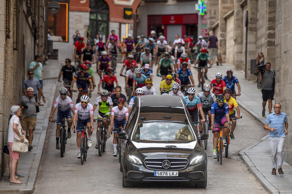 Un cortejo de ciclistas acompañó al coche fúnebre con los restos mortales de Bahamontes.