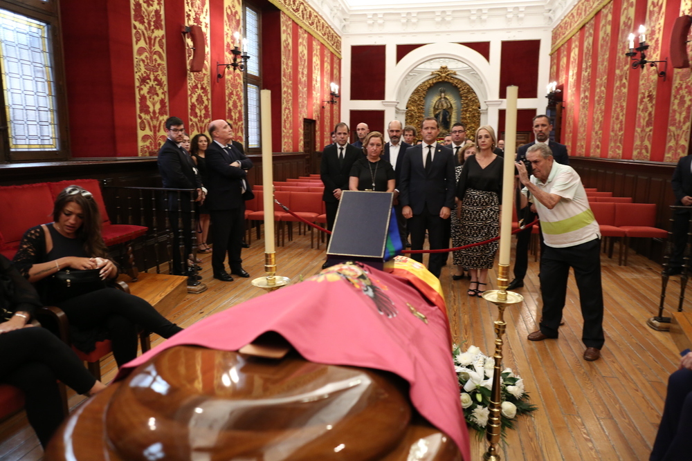 La capilla ardiente de Federico Martín Bahamontes ha quedado instalada en la Sala Capitular del Ayuntamiento.