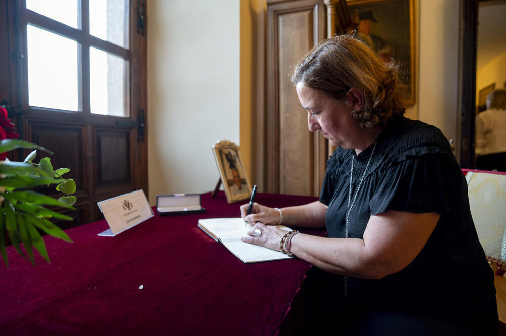 La presidenta de la Diputación de Toledo, Conchi Cedillo, firmando en el libro de condolencias.