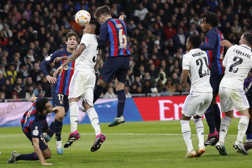 El Barça asalta el Bernabéu con lo justo