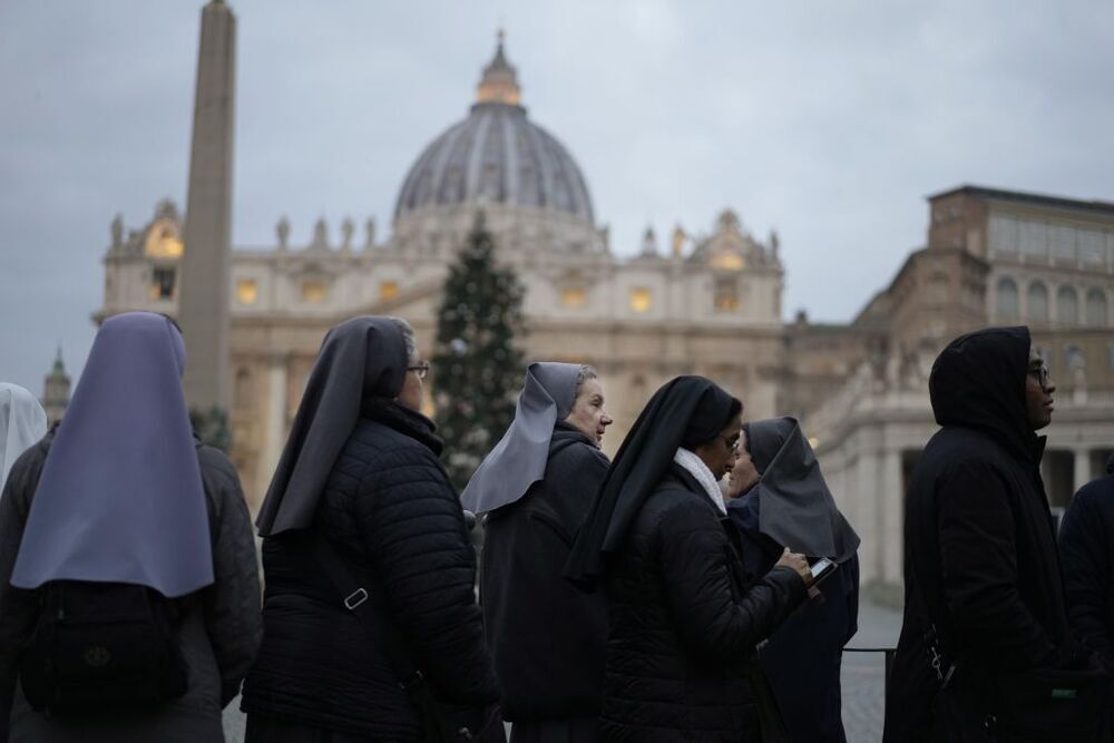 El último adiós a Benedicto XVI  / LAPRESSE