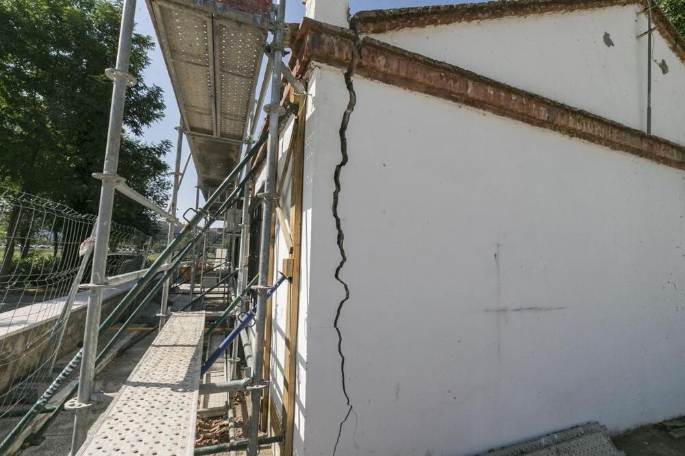 Un obra municipal quiebra las paredes de la sede de Azumel