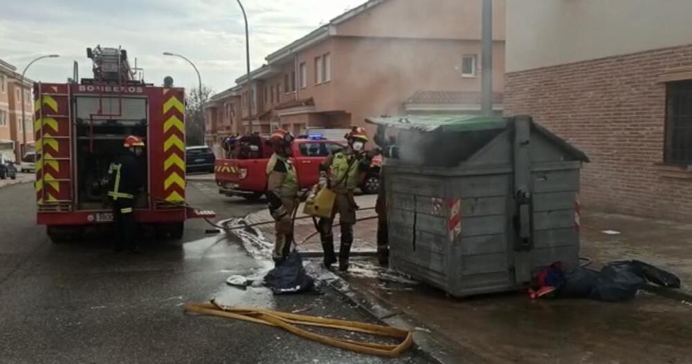Los bomberos sofocan un 'inusual' incendio en Azucaica
