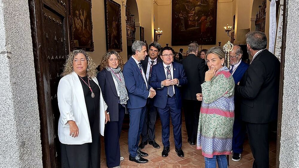 Milagros Tolón y Esteban Paños junto concejales del PPy Cs y PSOE e integrantes de las tres listas electorales.