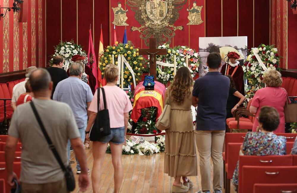 Cientos de toledanos han querido despedirse de Bahamontes y firmar en el libro de condolencias.