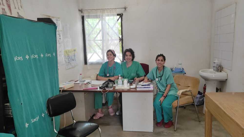 Sofía Barambio Buendía (izquierda) espera en consulta junto a dos compañeras.