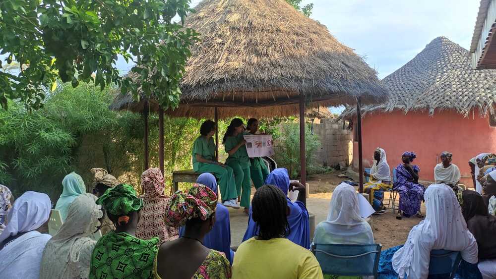 Las sanitarias imparten a mujeres información sobre educación sexual.