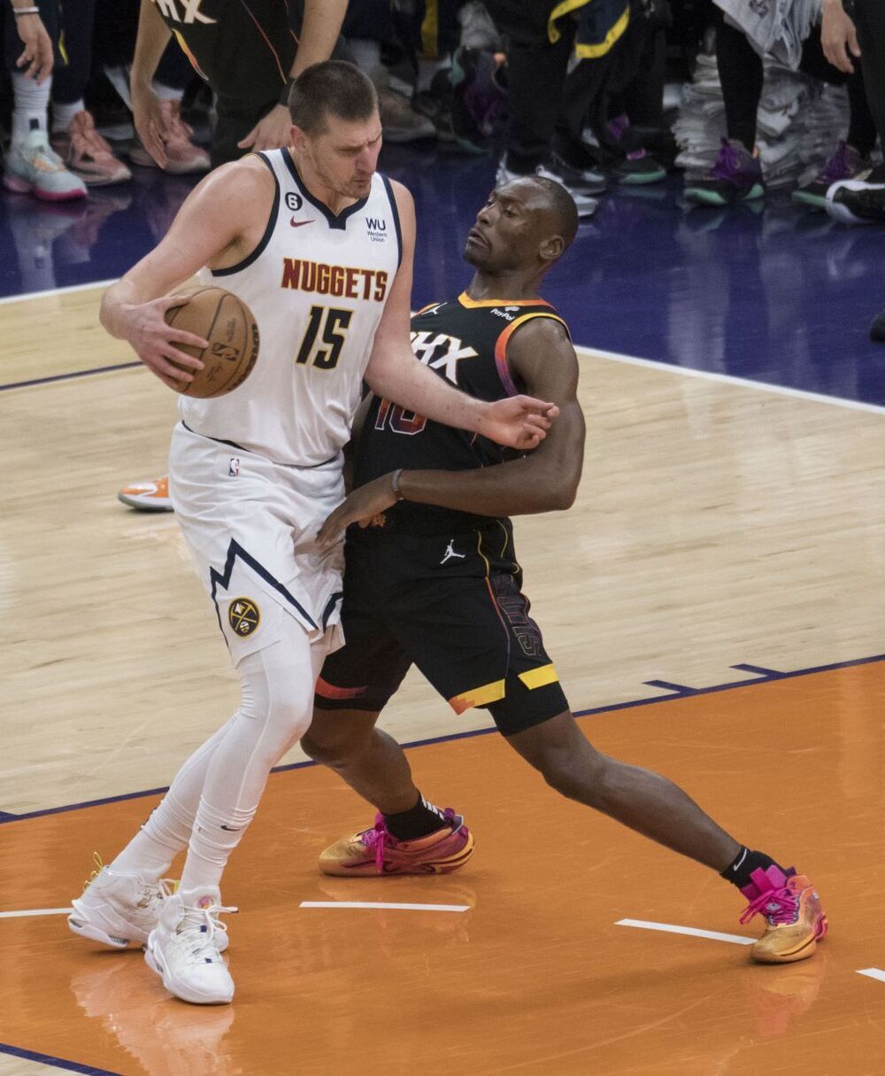 Los Nuggets despedazan a los Suns 