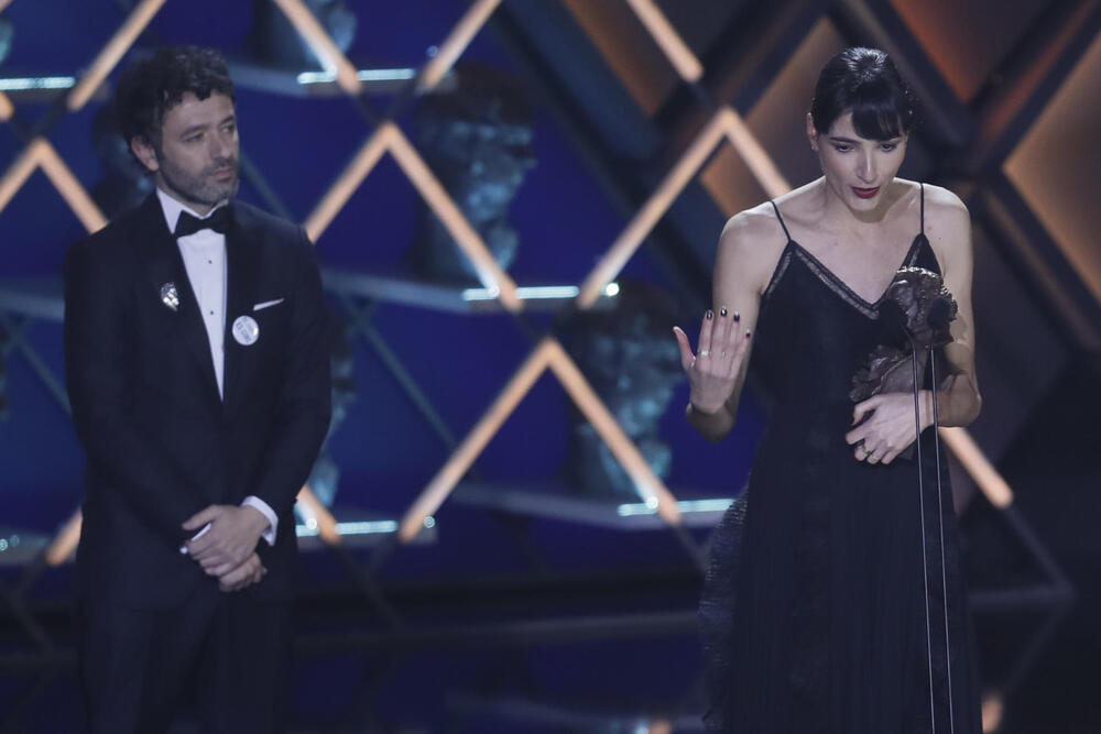 Los directores de cine Rodrigo Sorogoyen e Isabel Peña reciben el Goya a mejor guion original por 'As Bestas'