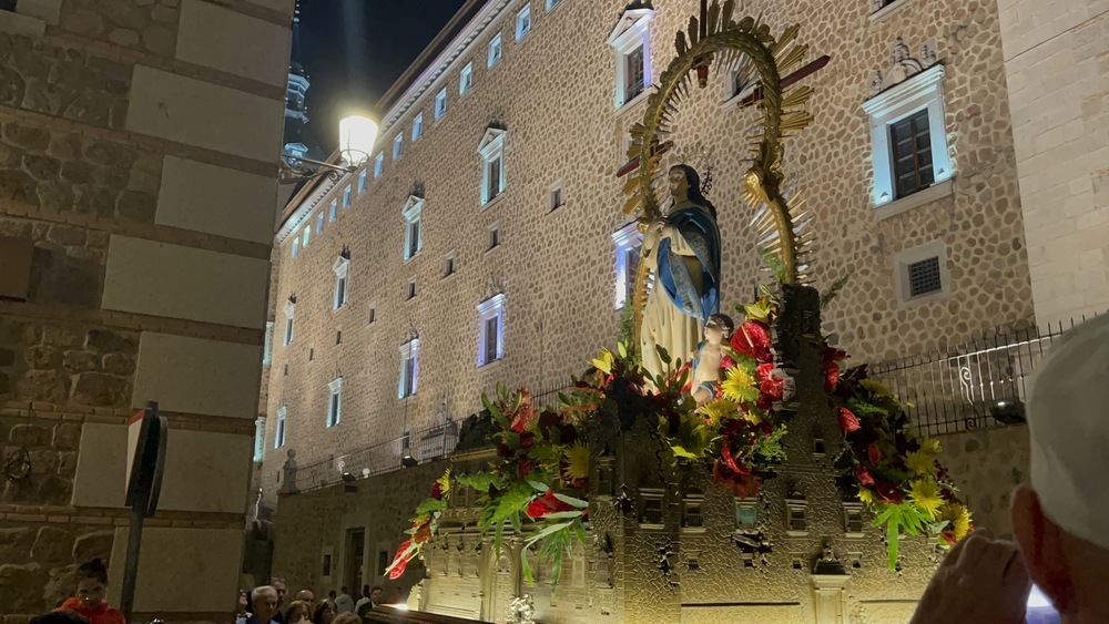 La Virgen del Alcázar se ha visto obligada a dar la espalda a la fortaleza.