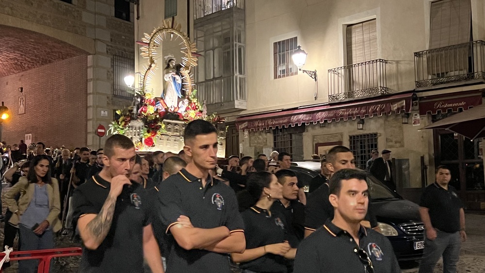 Los jóvenes de la Cofradía han cargado a la Virgen del Alcázar.