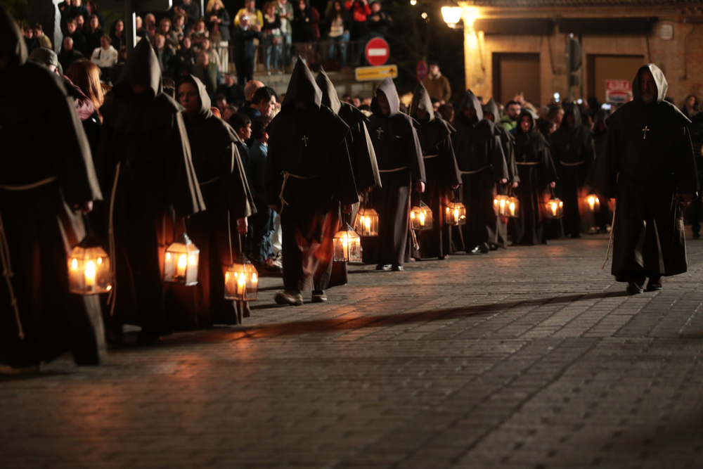 Los miembros de la Cofradía visten hábito y cordón franciscanos y portan faroles de mano.
