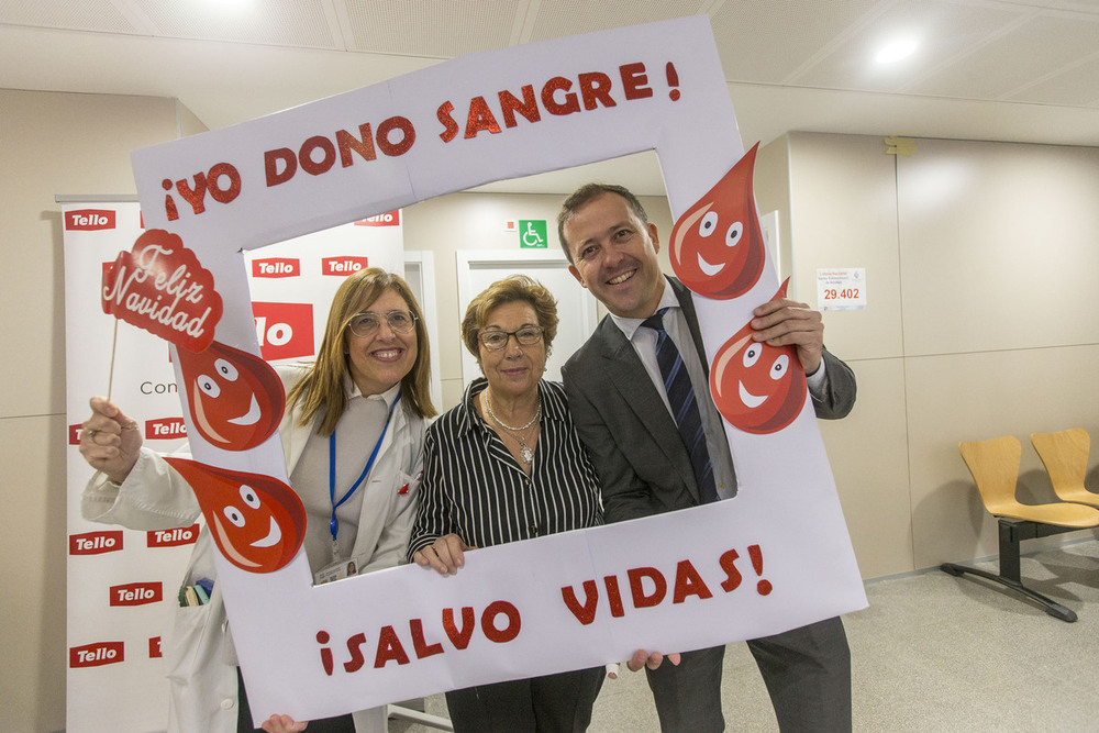 María del Carmen Muñoz, Begoña García y Carlos Velázquez posando por una buena causa.